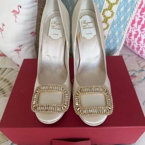 $2300 Roger Vivier White Satin Heels with crystal buckle Embellishment 🎀 ✨ 💎👑✨✨✨